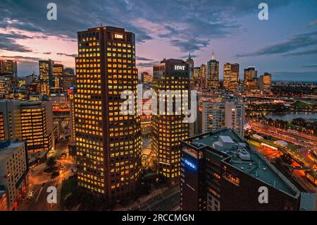 Die Skyline von Melbourne CBD in der Abenddämmerung Stockfoto