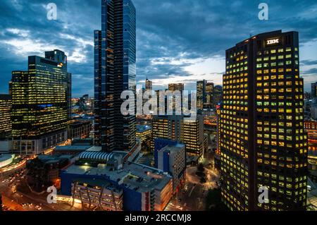 Die Skyline von Melbourne CBD in der Abenddämmerung Stockfoto