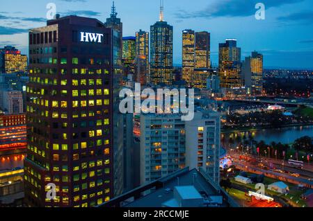 Die Skyline von Melbourne CBD in der Abenddämmerung Stockfoto