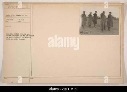 Bildunterschrift: Generalmajor Peter E. Traub und seine Mitarbeiter salutieren die Farben während einer Rezension der 41. Division in St. Romaine, Loir et Cher, Frankreich. Der Fotograf Sgt. L. B. Leeds hat diesen Moment am 27. März 1919 festgehalten. Das Foto wurde am 6. Januar 1919 erhalten und mit der Nummer 45438 ausgestellt. Stockfoto