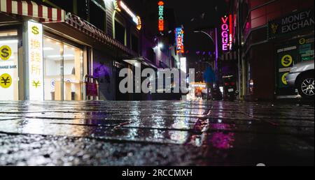 Busan, Südkorea - 19. März 2018: Panoramablick auf die Straße mit farbenfroher Werbebeleuchtung und geparktem Auto, Stadtteil Busan bei Nacht. Ph Stockfoto