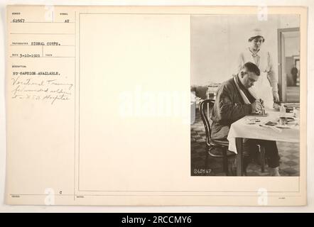 Verwundete Soldaten, die an einer Berufsausbildung in einem US-Krankenhaus teilnehmen. Das Foto wurde vom Signalkorps am 10. März 1921 aufgenommen. Die Bildunterschrift ist nicht verfügbar, zeigt aber Soldaten, die eine Berufsausbildung erhalten. Hinweise weisen darauf hin, dass die Position 4,5.0 ist. Horputar. Stockfoto