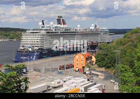 Stockholm, Schweden - 13. Juli 2023: Das Kreuzfahrtschiff Mein Schiff 6 liegt im Hafen von Masthamnen an. Stockfoto