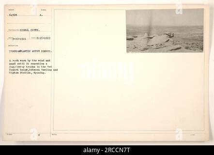 Trans-Atlantic Motor Convoy Trucks fahren durch die Rote Wüste zwischen Rawlins und Tipton Station, Wyoming. Im Vordergrund befindet sich ein Felsen, der von Wind und Sand bewittert wurde und einem Hund ähnelt. Dieses Foto wurde am 15. August 1919 aufgenommen. Stockfoto