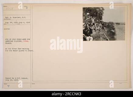 Amerikanische Soldaten am Fluss Cher in Tours, Frankreich, warten auf den Beginn des Wassersports während eines Feldtreffens am 4. Juli 1918. Das Foto wurde von Sergeant A. Moscioni, S.C. aufgenommen und am 24. August 1918 empfangen. Es wurde nach der Verabschiedung durch den A.E.F.-Zensor am 29. Juli 1918 ausgestellt. Stockfoto