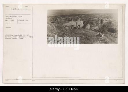 Dieses Foto, das als 111-SC-42063 bezeichnet wird, trägt den Titel „VIEW FROM FLAG POLE OF FORT De Vaux, Mause, Frankreich“. Das Bild nimmt die Szene aus einem hohen Blickwinkel auf, mit Blick auf die deutschen Linien. Das Foto wurde am 14. November 1918 aufgenommen und von Pvt. J.M. dokumentiert Liles vom Signalkorps. Stockfoto