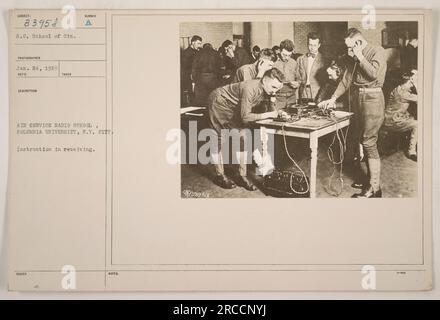 Das Bild zeigt die Air Service Radio School an der Columbia University in New York City im 1. Weltkrieg Das Foto zeigt eine Gruppe von Militärpersonal, die Anweisungen in der Funkkommunikation erhalten. Das Bild wurde am 24. Januar 1919 aufgenommen und ist in der Fotosammlung mit 33958 nummeriert.“ Stockfoto