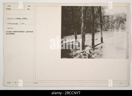 Amerikanische Ingenieure bauten eine Brücke im Ersten Weltkrieg. Diese Brücke, identifiziert durch das Symbol AU, wurde von amerikanischen Ingenieuren gebaut. Das Foto wurde von einem Fotografen des Signalkorps aufgenommen. Stockfoto