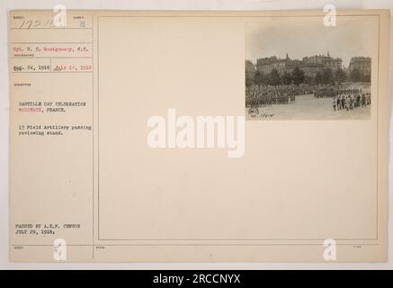 Sgt. H.C. Montgomery vom Signalkorps hat dieses Foto während der Feierlichkeiten zum Bastille-Tag am 14. Juli 1918 in Bordeaux, Frankreich, aufgenommen. Die Abbildung zeigt die 13. Field Artillery, die vor einem Prüfstand vorbeifährt. Sie wurde am 29. Juli 1918 vom A.E.F.-Zensor genehmigt. Stockfoto