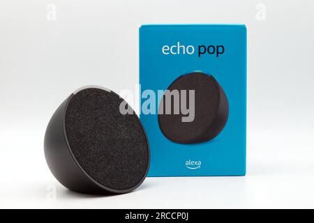 Amazon Echo Pop. Alexa, virtuelle Assistentin KI. Stockfoto