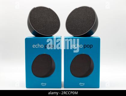 Amazon Echo Pop. Alexa, virtuelle Assistentin KI. Stockfoto