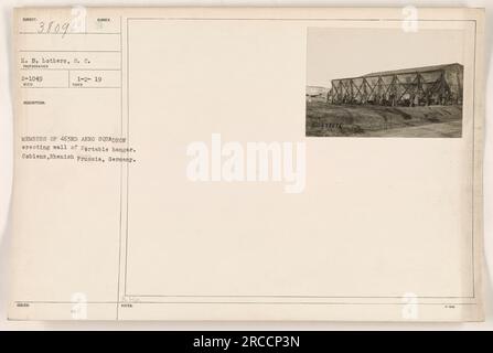 H. B. Lothers vom Signalkorps hat dieses Foto am 2. Januar 1919 gemacht. Es zeigt Mitglieder der 463. Aero-Staffel in Coblenz, Rheinpreußen, Deutschland. Man kann sehen, wie sie eine Wand für einen tragbaren Aufhänger aufstellen. Hinweise weisen darauf hin, dass dies Foto Nummer 38096 der Serie ist. Stockfoto