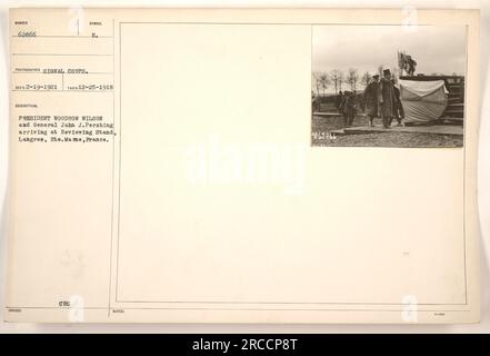 Präsident Woodrow Wilson und General John J. Pershing treffen an einem Rezensionsstand in Langres, hte, ein. Marne, Frankreich. Das Foto wurde am 25. Dezember 1918 aufgenommen und vom Signalkorps herausgegeben. Das Bild zeigt das bemerkenswerte Treffen zwischen dem Präsidenten und dem General während des Ersten Weltkriegs. Stockfoto