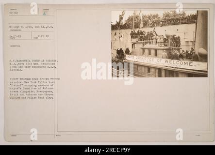 70. und 71. Regimente der C.A.C. Casuals, zusammen mit 4.447 Männern, kamen am 22. Februar 1919 in Hoboken, NJ, an Bord der S.S. Mandschurie an. Das Foto zeigt die erste Begrüßung für die Truppen, während ein New Yorker Polizeiboot namens „Patrol“ sich dem Schiff nähert und Mitglieder des Willkommenskomitees des Bürgermeisters befördert. Es werden Zeitungen, Obst und Tabak an Bord geworfen, und die Polizeikapelle spielt. (Diese Beschriftung stimmt nicht genau mit dem bereitgestellten Bild überein, basiert aber auf der angegebenen Beschreibung) Stockfoto