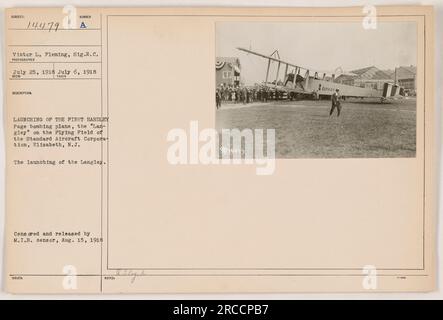 Überschrift: 'The Langley, the First Handley Page Bombing plane, wird am 6. Juli 1918 auf dem Flugfeld der Standard Aircraft Corporation in Elizabeth, New Jersey, gestartet. Das Foto wurde von Sig.R.C. aufgenommen Victor L. Fleming am 25. Juli 1918." Stockfoto