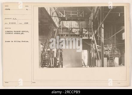 Mitglieder des Chemical Warfare Service am Edgewood Arsenal in Maryland werden gesehen, wie sie in einer Tankstelle arbeiten. Das Foto wurde 1918 aufgenommen und zeigt die Aktivitäten im Zusammenhang mit der chemischen Kriegsführung während des Ersten Weltkriegs Die Bildunterschrift deutet darauf hin, dass das Foto am 19. Februar 1921 eingegangen ist. Stockfoto