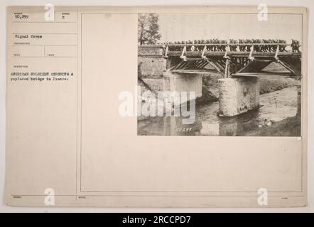 Amerikanische Soldaten überquerten während des Ersten Weltkriegs eine ersetzte Brücke in Frankreich. Das Foto wurde von einem unbekannten Fotografen des Signalkorps Nummer 50.299 aufgenommen. Das Bild zeigt die Soldaten, die über die stabile Brücke marschieren, und symbolisiert ihren erfolgreichen Aufstieg in den Kriegsanstrengungen. In der Überschrift wird darauf hingewiesen, dass die Bridge ersetzt wurde, was darauf hindeutet, dass sie wahrscheinlich zuvor beschädigt oder zerstört wurde. Stockfoto