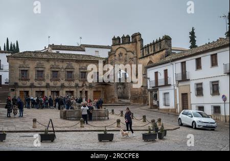 BAEZA, SPANIEN - 6. DEZEMBER 2022: Ehemaliger Zivilgerichtshof und Notaramt, Tor des Jaen und Arch von Villalar, eine historische künstlerische Stätte in der Stadt Ba Stockfoto