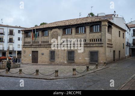 BAEZA, SPANIEN - 6. DEZEMBER 2022: Ehemaliger Metzgermarkt von Baeza, ein historisches Gebäude, das im 16. Jahrhundert während der Herrschaft von Karl V. erbaut wurde Stockfoto