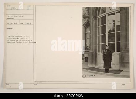 Admiral Grayson und die Präsidentschaftspartei stehen am Eingang von Prinz Murats Anwesen in Paris, Frankreich. Das Foto wurde am 24. Januar 1919 aufgenommen und von Leutnant Mayhew von der U.S. Navy aufgenommen. Diesem Bild wurde die Nummer 45025 zugewiesen. Stockfoto