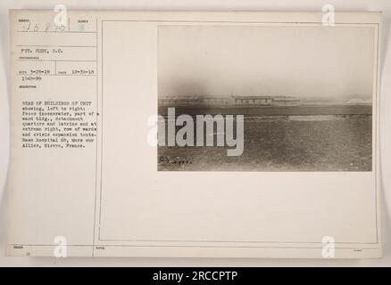 Rückansicht der Gebäude in Base Hospital 68, Mars sur Allier, Nievre, Frankreich. Von links nach rechts gibt es eine Fäkalien-Verbrennungsanlage, Teil eines Stationsgebäudes, Einzelquartiere und Latrine, sowie eine Reihe von Stationen und Krisenzelten. Foto aufgenommen von Pvt. Eddy, S.C., am 30. Dezember 1918. Notizen vom 5. April 1919. Stockfoto