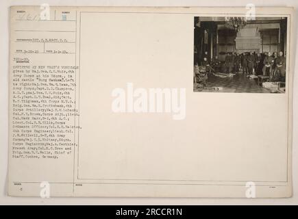 US-Militäroffiziere bei einem Silvestermusikal, im Besitz von Major General C.H. Muir vom 4. Armeekorps in seinem Hauptquartier im alten Schloss „Burg Cochem“ in Cochem, Deutschland. Das Bild zeigt eine Gruppe von Offizieren, darunter Generalmajor WN. F. Haan, Captain D. D. Thompson, Major General C.H. Muir, Captain D. T. Boal, Captain B.C. Tilghman, Brigadegeneral W. H. Crufkshank, Major E. M. Lubeck, Colonel F. R. Brown, Lieutenant Colonel Mack Garr, Lieutenant Colonel R. B. Ellis, Colonel R. R. Ralston, Lieutenant Colonel J. W. Stilwell, Major C. E. Whitney, Major A. Canthier, Colonel H. C. Bree und B. Stockfoto