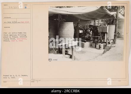 Das Foto zeigt die Pumpen- und Motorleistung in der ersten amerikanischen Filteranlage in Frankreich, die sich im Bereich der Luftfahrt, Romorantin, befindet. Das Bild wurde am 8. Juni 1918 aufgenommen und erhielt den Fotografen am 22. Juli 1918. Es wurde am 2. Juli 1918 vom A. E. F. Censor verabschiedet. Diese Information wird als 14723 bezeichnet. Stockfoto