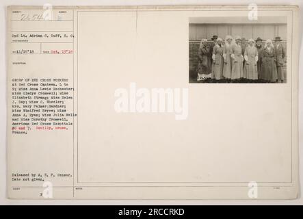 Eine Gruppe von Mitarbeitern des Roten Kreuzes in der amerikanischen Kantine des Roten Kreuzes in Souilly, Maas, Frankreich während des Ersten Weltkriegs. Von links nach rechts: Miss Anna Lewis Rochester, Miss Gladys Cromwell, Miss Elizabeth Strang, Miss Helen J. Day, Miss C. Wheeler, Mrs. Mary Palmer Gardner, Miss Winifred Bryce, Miss Anna A. Ryan, Miss Julia Wells und Miss Dorothy Cromwell. Fotografiert von 2. LT. Adrian C. Duff. Bild Nummer 26541. Veröffentlicht von A.E.F. Censor. Kein Datum angegeben. Stockfoto