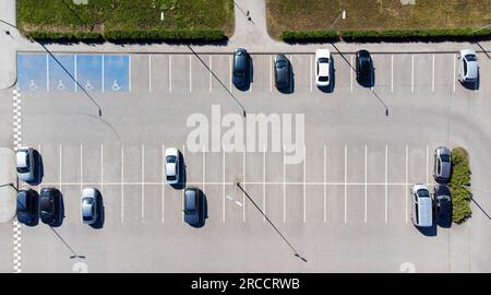 Von den kostenlosen Parkplätzen in der Stadt mit vielen Autos aus der Vogelperspektive Stockfoto