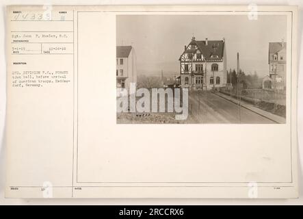 Sgt. John P. Musler vom Signalkorps ist auf diesem Foto vom 24. Dezember 1918 zu sehen. Das Bild zeigt das ehemalige Rathaus in Heddesdorf, Deutschland, vor der Ankunft der amerikanischen Truppen. Dies wurde während der Anwesenheit der 2. Division in dem Gebiet aufgenommen. Stockfoto