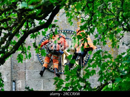 Widecombe im Moor - Arbeiten an der St. Pancras Church Clock, Widecombe im Moor, Devon, England Stockfoto