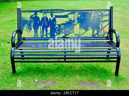 Suzan Vagoose - First World war Memorial Seat im Village Green im Widecome im Moor, Devon, England, Großbritannien Stockfoto