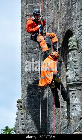 Widecombe im Moor - Arbeiten an der Uhr der St. Pancras-Kirche. Stockfoto