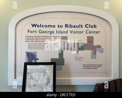 Jacksonville, Florida, USA - 27. Oktober 2022: Das Visitor Center-Schild am Ribault Club im Timucuan Ecological National Park in Jacksonville, Florid Stockfoto