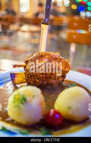 Frittiertes Schweinefleisch in Frankfurt, deutsch mit Kartoffeln und Bier Stockfoto