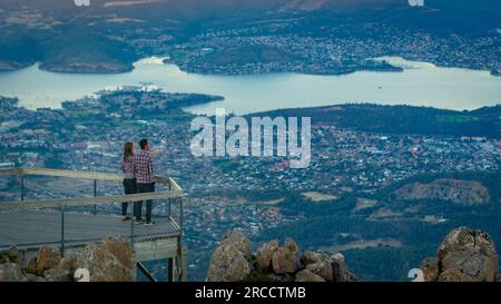 Mount Wellington, Hobart, Australien - Ein Paar, das den Blick über Hobart genießt Stockfoto