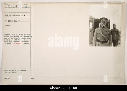 CPL. R. Ingleston, S.C., das Foto zeigt General John J. Pershing, nachdem er Soldaten der 84. Brigade, 42. Division, dekoriert und überprüft hat. Die Auszeichnungen wurden für Tapferkeit im Chateau Thierry in Bulligny, Frankreich, verliehen. Das Foto wurde von einem Fotografen der A.E.F. aufgenommen und vom Zensor freigegeben. Freigabedatum nicht angegeben. Stockfoto