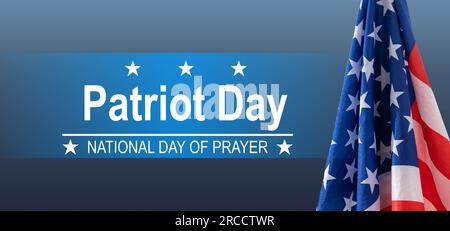 Die Worte Patriot Day 09.11.01 wurden mit silbernen Metallbuchstaben auf Holzbrettfläche mit zerknitterter us-Flagge unten mit Nahaufnahme diagonaler Perspektive gelegt Stockfoto