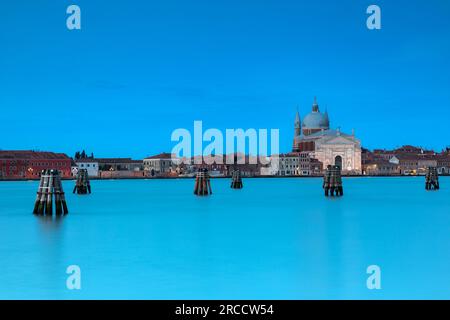 Blick auf Chiesa del Santissimo Redentore von Punta della Dogana in Venedig im Morgenlicht Stockfoto