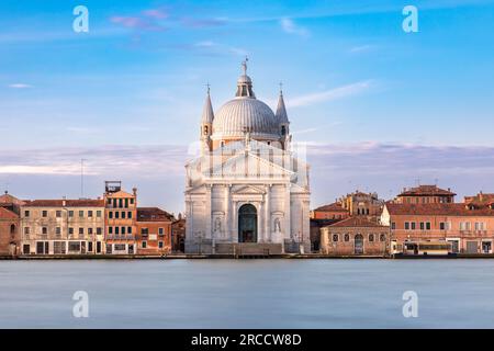 Blick auf Chiesa del Santissimo Redentore von Punta della Dogana in Venedig im Morgenlicht Stockfoto