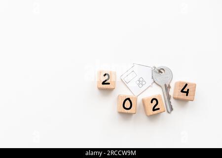 Weißer Holzhintergrund im Neujahr von 2023 bis 2024. Word 2022 – 2023 Holzwürfel auf einem Holzschreibtisch für Kopien. Stockfoto