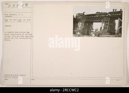 Ein Foto, das am 18. Oktober 1918 von Pvt. Campbell, S. C. aufgenommen wurde, zeigt eine Nahaufnahme einer Eisenbahnbrücke aus Stahl. Die Brücke befindet sich in Nevers, abgeschnitten in Nevers, Nievre, Frankreich. Dieses Bild wurde von den Ingenieuren 23. und 16. aufgenommen. Es wurde vom A.E.P.-Zensor verabschiedet, aber das Datum ist unbekannt. Stockfoto