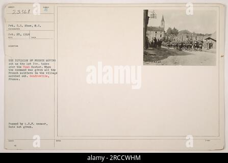 Bildunterschrift: "Französische Soldaten marschieren aus dem Dorf Gendreville, Frankreich, während die 1. Division den Toul-Sektor im Ersten Weltkrieg übernimmt. Aufgenommen von Pvt. T.R. Shaw, S.C. am 25. Oktober 1918. Genehmigt von A.E.F. Zensor. Referenznummer: 111-SC-23568." Stockfoto