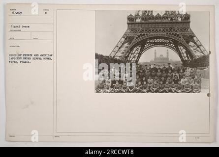 Das Bild zeigt eine Gruppe französischer und amerikanischer Offiziere, die sich während des Ersten Weltkriegs unter dem berühmten Eiffelturm in Paris, Frankreich, versammelten. Das Bild wurde vom Signalkorps aufgenommen und ist mit der Referenznummer 67.509 gekennzeichnet. Stockfoto