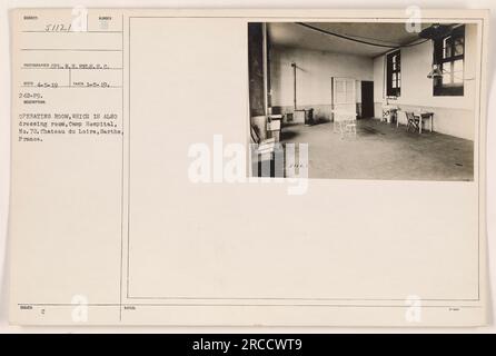 Bild, das den Operationssaal und die Umkleidekabine im Camp Hospital Nr. 72 in Chatea du Loire, Sarthe, Frankreich während des Ersten Weltkriegs erfasst. Foto von Corporal W.H. Aale des Signalkorps am 5. April 1919. Die Beschreibung besagt, dass der Raum beiden Zwecken dient. Die Bildunterschrift enthält auch die Fotonummer (242-79) und Notizen (51121). Stockfoto