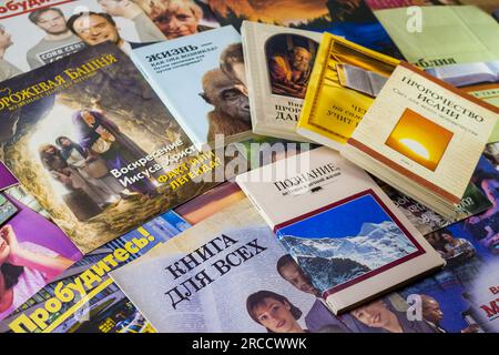 Russland - Dezember 2020: Religiöse Literatur der Zeugen Jehovas - Organisation in Russland verboten. Publikationen der frühen 2000s Jahre in Russisch Stockfoto