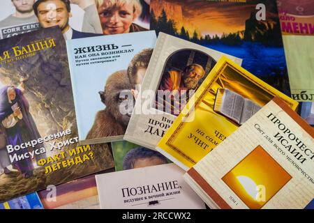 Russland - Dezember 2020: Religiöse Literatur der Zeugen Jehovas - Organisation in Russland verboten. Publikationen der frühen 2000s Jahre in Russisch Stockfoto