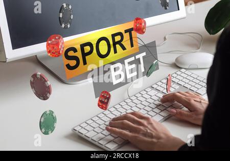 Nahaufnahme von weiblichen Händen mit dem Laptop. Mädchen sitzt im Loft-Café und macht Online-Wetten auf den Webcite des Sportbuchmachers. Stockfoto