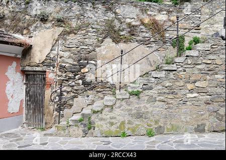 Spitz, Wachau, Niederösterreich, Österreich. 5. Juli 2023. Steinmauer mit Treppe in der Altstadt von Spitz Stockfoto