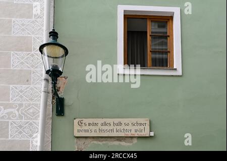 Spitz, Wachau, Niederösterreich, Österreich. 5. Juli 2023. Inschrift „Es wäre alles halb so schwierig, wenn es etwas einfacher wäre“ Stockfoto